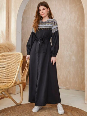 Al Najma عباءة طويلة أكمام فوانيس بأكتاف معدنية مزخرفة بطباعة هندسية،مزودة بحزام