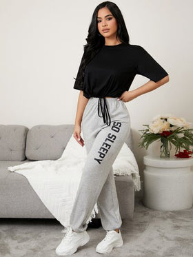 SHEIN مجموعة ملابس منزلية من تيشرت كتف منخفض مع سحاب على الأطراف وبنطلون بطباعة حروف