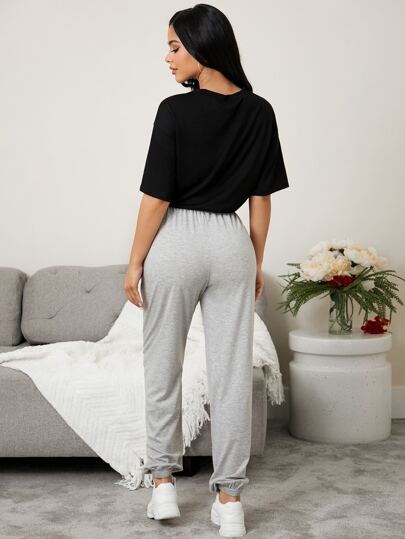 SHEIN مجموعة ملابس منزلية من تيشرت كتف منخفض مع سحاب على الأطراف وبنطلون بطباعة حروف