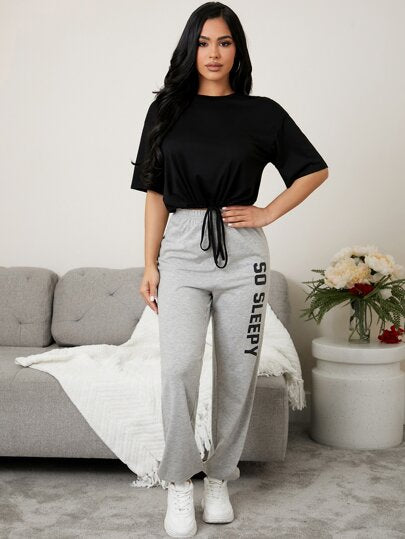 SHEIN مجموعة ملابس منزلية من تيشرت كتف منخفض مع سحاب على الأطراف وبنطلون بطباعة حروف