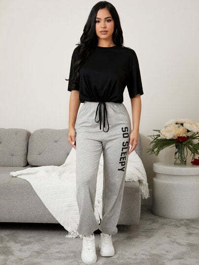 SHEIN مجموعة ملابس منزلية من تيشرت كتف منخفض مع سحاب على الأطراف وبنطلون بطباعة حروف