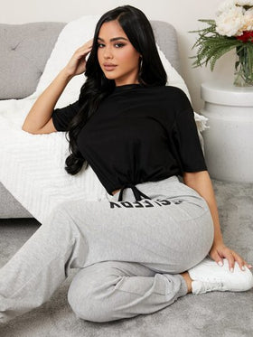 SHEIN مجموعة ملابس منزلية من تيشرت كتف منخفض مع سحاب على الأطراف وبنطلون بطباعة حروف