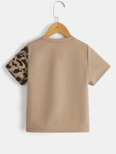 SHEIN تي شيرت تي شيرت برقبة طاقم أكمام قصيرة وبطبعة جلد النمر للأولاد الصغار ، ملابس كاجوال للارتداء اليومي، مناسب للصيف