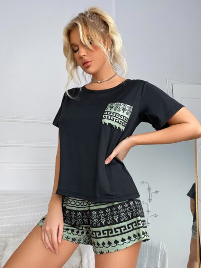 SHEIN بيجامة مكونة من تي شيرت رقبة دائرية وشورت مطبوعة بنقوش هندسية
