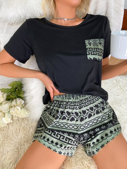 SHEIN بيجامة مكونة من تي شيرت رقبة دائرية وشورت مطبوعة بنقوش هندسية