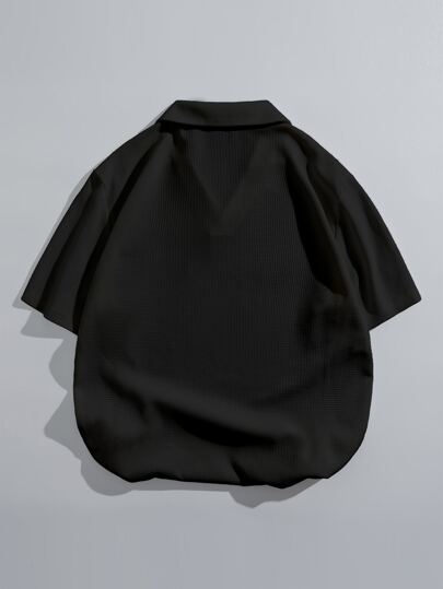 Manfinity Hypemode تي شيرت مطرز بعبارة ياقة مطوي مسنن للرجال