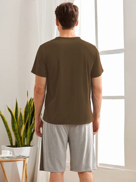 Manfinity Underwear&Sleepwear Basics طقم بيجامة/طقم بدلة النوم بتيشرت جيب أمامي مع شورت للرجال