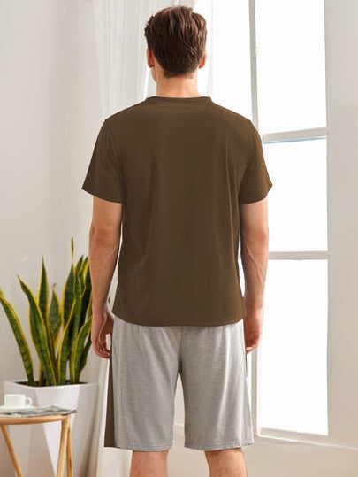 Manfinity Underwear&Sleepwear Basics طقم بيجامة/طقم بدلة النوم بتيشرت جيب أمامي مع شورت للرجال