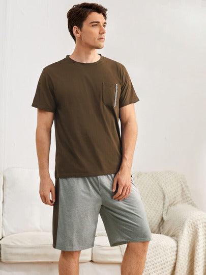 Manfinity Underwear&Sleepwear Basics طقم بيجامة/طقم بدلة النوم بتيشرت جيب أمامي مع شورت للرجال