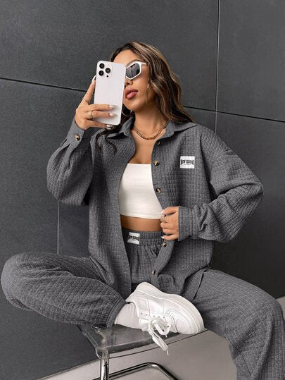 طقم حريمي قطعتين EZwear جاكيت رمادي برباط مرن في الخصر مع سروال رياضي مخطط تفصيل أحرف الأبجدية