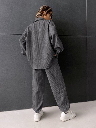 طقم حريمي قطعتين EZwear جاكيت رمادي برباط مرن في الخصر مع سروال رياضي مخطط تفصيل أحرف الأبجدية