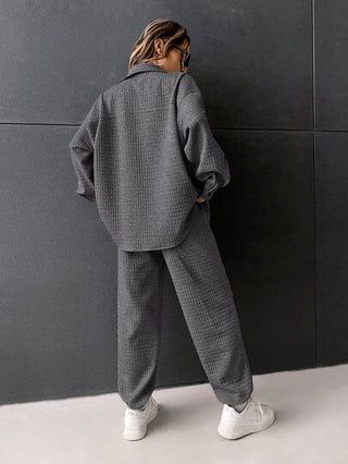 طقم حريمي قطعتين EZwear جاكيت رمادي برباط مرن في الخصر مع سروال رياضي مخطط تفصيل أحرف الأبجدية