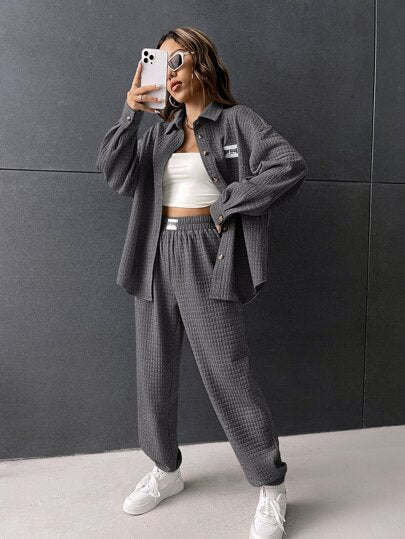 طقم حريمي قطعتين EZwear جاكيت رمادي برباط مرن في الخصر مع سروال رياضي مخطط تفصيل أحرف الأبجدية