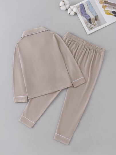 SHEIN Genkimix Kids طقم بيجامة كاجوال لأولاد الأطفال الصغار بتصميم جيب وياقة ماندرين بلون خاكي 2 قطعة