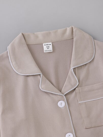 SHEIN Genkimix Kids طقم بيجامة كاجوال لأولاد الأطفال الصغار بتصميم جيب وياقة ماندرين بلون خاكي 2 قطعة