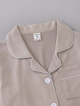 SHEIN Genkimix Kids طقم بيجامة كاجوال لأولاد الأطفال الصغار بتصميم جيب وياقة ماندرين بلون خاكي 2 قطعة