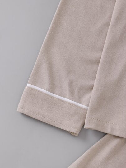 SHEIN Genkimix Kids طقم بيجامة كاجوال لأولاد الأطفال الصغار بتصميم جيب وياقة ماندرين بلون خاكي 2 قطعة