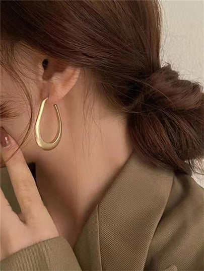 أقراط دائرية بسيطة بلون سادة للنساء