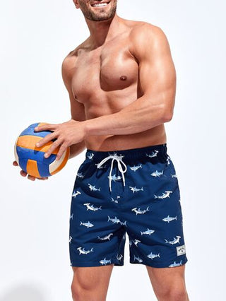 Manfinity Swimmode شورتات سباحة للرجال بخصر رباط مع طباعة بطبعة سمكة قرش ورقعة حرفية, مناسب للاستخدام بالمسبح والشاطئ والأجازات والهاواي