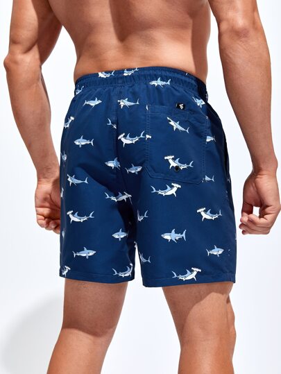 Manfinity Swimmode شورتات سباحة للرجال بخصر رباط مع طباعة بطبعة سمكة قرش ورقعة حرفية, مناسب للاستخدام بالمسبح والشاطئ والأجازات والهاواي