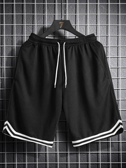 Manfinity Homme ملابس رياضية كاجوال للرجال، بتصميم أكاديمي للشارع، يتميز بشورت أسود كاجوال بطراز INS مع تصميم ألوان أسود وأبيض مميز. هذه الشورتات الفضفاضة لها تصميم بسحاب، مما يجعلها مناسبة لحفلات الموسيقى والاستخدام اليومي.