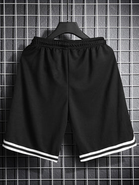 Manfinity Homme ملابس رياضية كاجوال للرجال، بتصميم أكاديمي للشارع، يتميز بشورت أسود كاجوال بطراز INS مع تصميم ألوان أسود وأبيض مميز. هذه الشورتات الفضفاضة لها تصميم بسحاب، مما يجعلها مناسبة لحفلات الموسيقى والاستخدام اليومي.