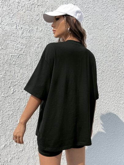 EZwear تي شيرت تي شيرت أنثوي كاجوال أسود بأكمام قصيرة وياقة مستديرة ، مزخرف بطباعة أرقام وحروف إنجليزية بيضاء مناسب للصيف