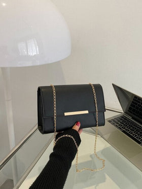 حقيبة كتف نسائية بسلسلة وبتصميم مربع صغير مناسبة للإستعمال اليومي العام، و بلون موحد و بشريط كتف معدني، 2021