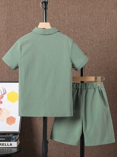 SHEIN قميص ولد موحدة اللون جيب مرقع أزرار علوية و بنطلون قصير بدون تي شيرت