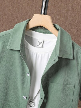 SHEIN قميص ولد موحدة اللون جيب مرقع أزرار علوية و بنطلون قصير بدون تي شيرت