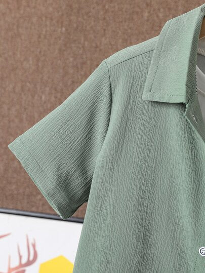 SHEIN قميص ولد موحدة اللون جيب مرقع أزرار علوية و بنطلون قصير بدون تي شيرت