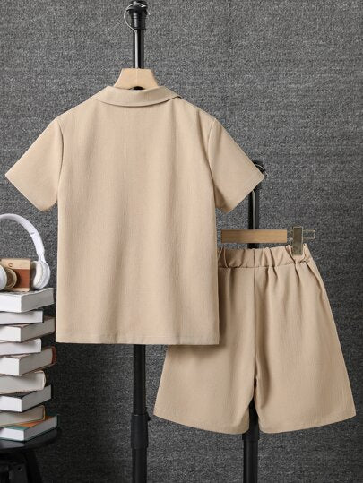 SHEIN قميص ولد موحدة اللون جيب مرقع أزرار علوية و بنطلون قصير بدون تي شيرت