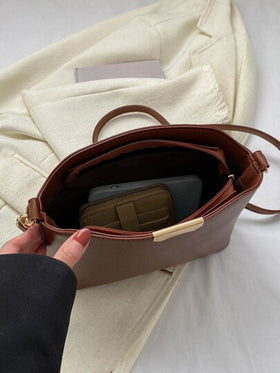 حقيبة صغيرة مربعة أنيقة بزخارف معدنية بنية من جلد PU للحياة اليومية حقيبة كروس بودي جوري مينى جيت سيت من نين ويست
