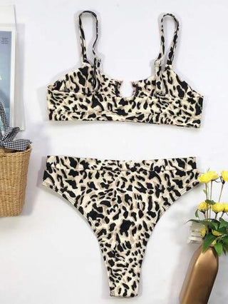 Swim مجموعة بكيني مكونة من قطعتين ذو علوي مقطع منخفض وسراويل قصيرة الساق (طباعة عشوائية) بنقشة الفهد، بكيني صيفي