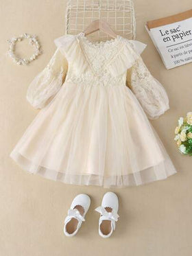 SHEIN Glamorique Kids فستان الفتاة الشابة بأكمام الشمعدان المزخرفة بالدانتيل المتناقض والقماش الشبكي