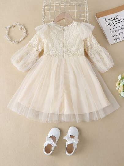 SHEIN Glamorique Kids فستان الفتاة الشابة بأكمام الشمعدان المزخرفة بالدانتيل المتناقض والقماش الشبكي