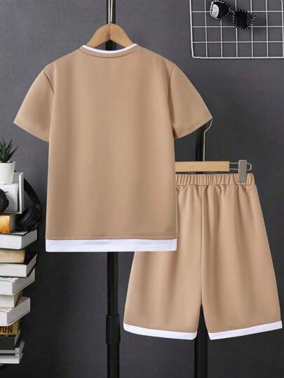 SHEIN تي شيرت وشورت 2 في 1 للأولاد في سن ما قبل المراهقة يحتوي على تفاصيل حروف مرقعة