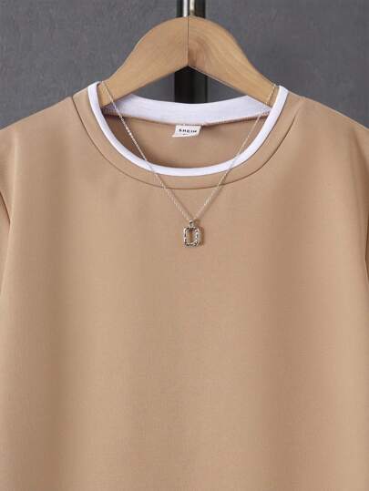 SHEIN تي شيرت وشورت 2 في 1 للأولاد في سن ما قبل المراهقة يحتوي على تفاصيل حروف مرقعة