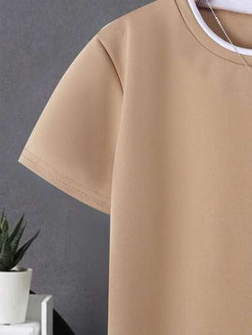 SHEIN تي شيرت وشورت 2 في 1 للأولاد في سن ما قبل المراهقة يحتوي على تفاصيل حروف مرقعة