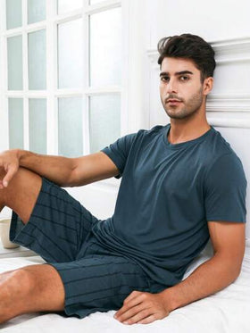 SHEIN طقم بيجاما للرجال متكون من تي شيرت لون سادة وشورت مطبوع بخطوط