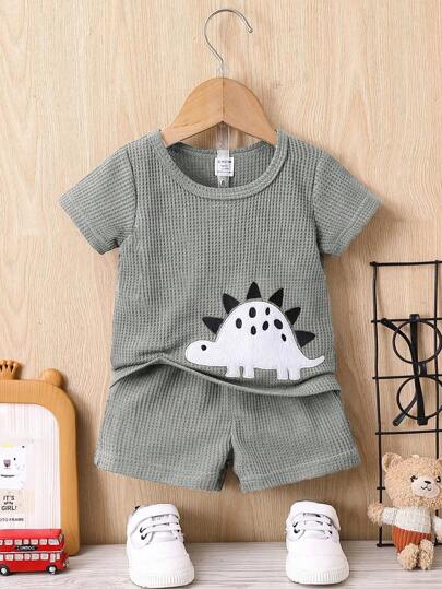SHEIN طقم قصير الأكمام بطبعة ديناصور كرتونية وشورت كاجوال مكون من قطعتين للأطفال الصغار الأولاد في الصيف