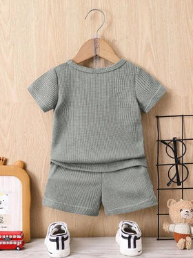 SHEIN طقم قصير الأكمام بطبعة ديناصور كرتونية وشورت كاجوال مكون من قطعتين للأطفال الصغار الأولاد في الصيف