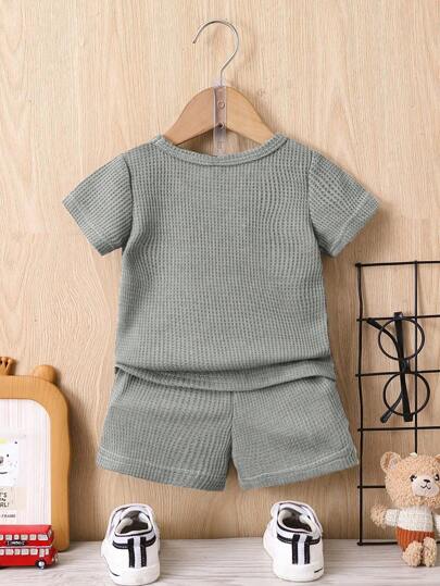 SHEIN طقم قصير الأكمام بطبعة ديناصور كرتونية وشورت كاجوال مكون من قطعتين للأطفال الصغار الأولاد في الصيف