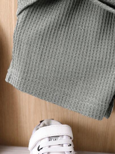 SHEIN طقم قصير الأكمام بطبعة ديناصور كرتونية وشورت كاجوال مكون من قطعتين للأطفال الصغار الأولاد في الصيف