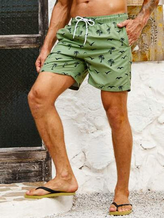 Manfinity Swimmode شورتات سباحة مع خصر رباط مطبوع عليها أشجار جوز الهند والطيور بنمط هاواي للرجال