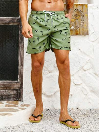 Manfinity Swimmode شورتات سباحة مع خصر رباط مطبوع عليها أشجار جوز الهند والطيور بنمط هاواي للرجال
