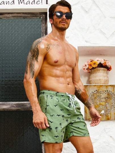 Manfinity Swimmode شورتات سباحة مع خصر رباط مطبوع عليها أشجار جوز الهند والطيور بنمط هاواي للرجال
