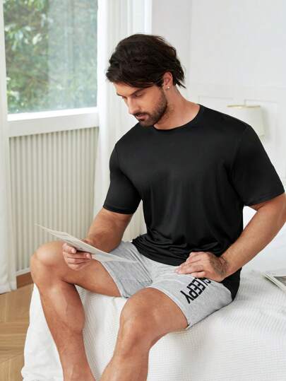 طقم بيجامة من قميص كتلة لون واحد قطعة واحدة و شورت مطبوع بحرف قطعة واحدة للرجال