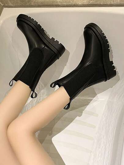بوت تشيلسي بسيطة للنساء في فصل الخريف/الشتاء، بوت طويل رفيع أسود مع كنزة صوفية وتنورة سوداء، بوت أنيقة وعصرية باللون الأسود