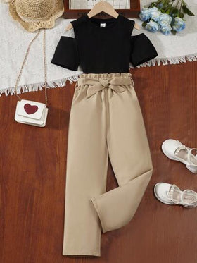 SHEIN تي شيرت كاجوال للفتيات الصغيرات مع كتف منكشف وبنطلون مع رباط في الخصر